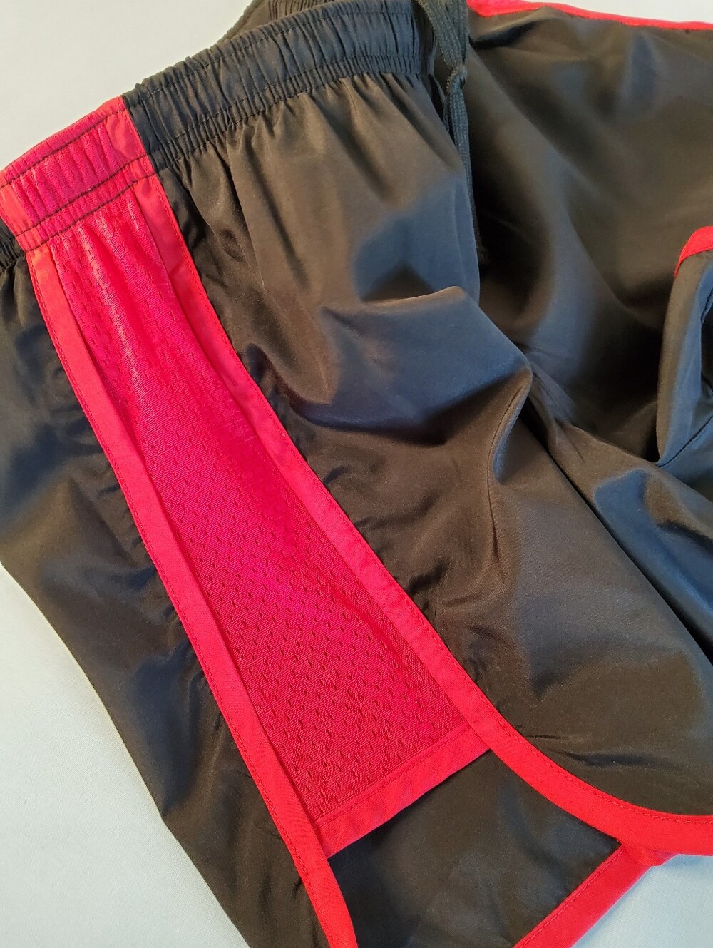 Vintage Black Shorts with White Lining and Black Drawstring - Picture 5 of 9